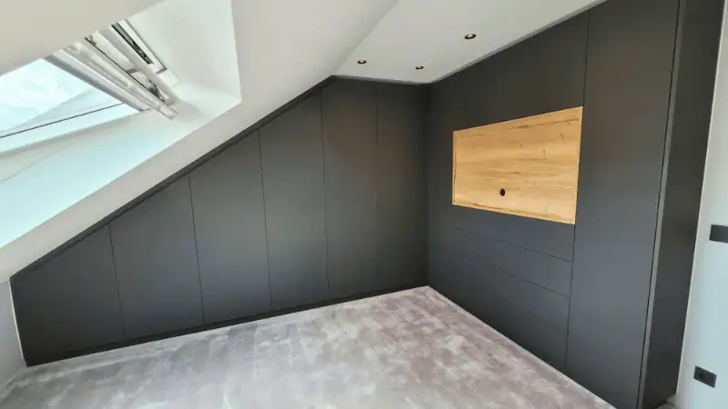 Dachschrägenschrank Dachschrägenschrank nach Maß für optimal genutzten Stauraum unter der Schräge